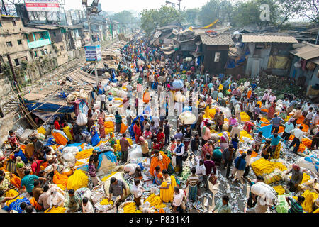 KOLKATA - INDIA - 20 JANUARY 2018. Customers and traders of huge Mullik Ghat Flower Market on old Indian street on January 20, 2018. More than 125 yea Stock Photo