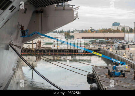 BREMERTON, Wash. (Oct. 21, 2016) Sailors wipe down USS John C. Stennis' (CVN 74) hull before painting. John C. Stennis is conducting a scheduled maintenance availability at Naval Base Kitsap-Bremerton. Stock Photo