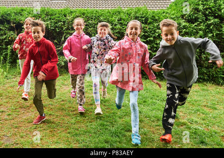 Germany, Berlin. 21st June, 2018. The sixlings Esma, Zehra, Rana, Adem, Zeynep and Ahmed from Berlin are running in their new garden. The siblings will be 10 years old in October. Credit: Annette Riedl/dpa/Alamy Live News Stock Photo