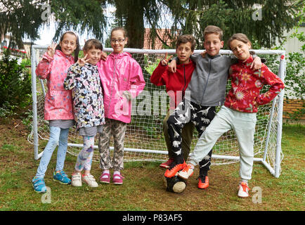 Germany, Berlin. 21st June, 2018. The sixlings Esma, Zehra, Rana, Adem, Zeynep and Ahmed from Berlin are running in their new garden. The siblings will be 10 years old in October. Credit: Annette Riedl/dpa/Alamy Live News Stock Photo