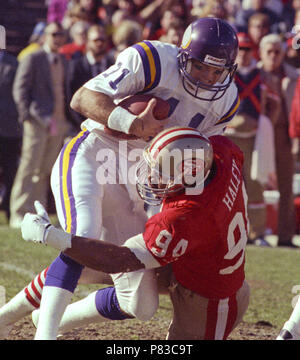 San Francisco, California, USA. 21st Nov, 1988. San Francisco 49ers vs  Washington Redskins at Candlestick Park Monday, November 21, 1988. 49ers  beat Redskins 37-21. Washington Redskins quarter back Doug Williams (17)  passes