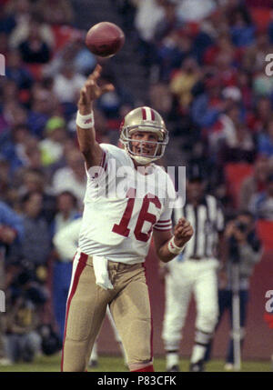 San Francisco, California, USA. 24th Dec, 1989. San Francisco 49ers vs  Chicago Bears at Candlestick Park Sunday, December 24, 1989. 49ers beat  Bears 26-0. San Francisco quarterback Joe Montana Credit: Al Golub/ZUMA