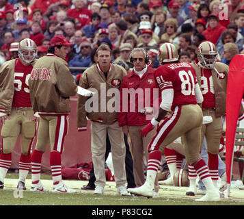 Stanford, California, USA. 22nd Oct, 1989. San Francisco 49ers vs New  England Patriots at Stanford Stadium Sunday, October 22, 1989. 49ers Beat  Patriots 37-20. San Francisco 49er quarterback Joe Montana Credit: Al