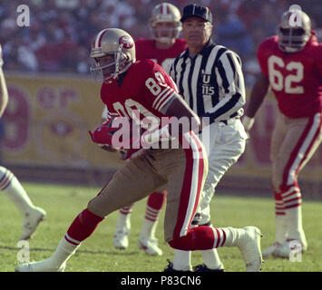 Wide Receiver Jerry Rice #80 of the San Francisco 49ers warms-up on the  sidelines.Circa the 1980's. (Icon Sportswire via AP Images Stock Photo -  Alamy