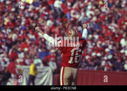 San Francisco, California, USA. 24th Dec, 1989. San Francisco 49ers vs  Chicago Bears at Candlestick Park Sunday, December 24, 1989. 49ers beat  Bears 26-0. 49ers Center Jesse Sapolu (61) hikes ball to