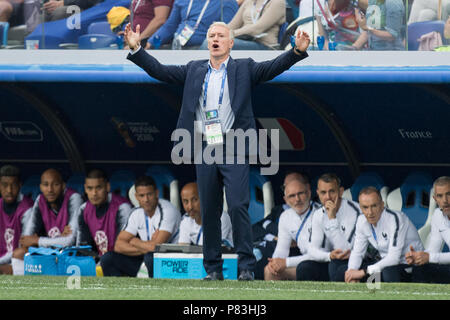 Didier DESCHAMPS (coach, FRA) gives gives instruction, instructions, whole figure, gesture, gesture, Uruguay (URU) - France (FRA) 0: 2, quarter final, game 57, on 06.07.2018 in Nizhny Novgorod; Football World Cup 2018 in Russia from 14.06. - 15.07.2018. | usage worldwide Stock Photo