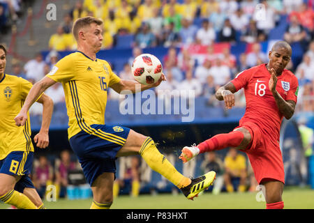 Samara, Russland. 07th July, 2018. Emil KRAFTH (left, SWE) versus Ashley YOUNG (ENG), action, duels, Sweden (SWE) - England (ENG) 0-2, quarter-finals, match 60, 07-07-2018 in Samara; Football World Cup 2018 in Russia from 14.06. - 15.07.2018. | usage worldwide Credit: dpa/Alamy Live News Stock Photo