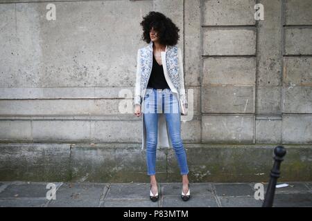 Paris, Frankreich. 04th July, 2018. A chic showgoer attending the Valentino runway show during Haute Couture Fashion Week in Paris - July 4, 2018 - Credit: Runway Manhattan ***For Editorial Use Only*** | Verwendung weltweit/dpa/Alamy Live News Stock Photo