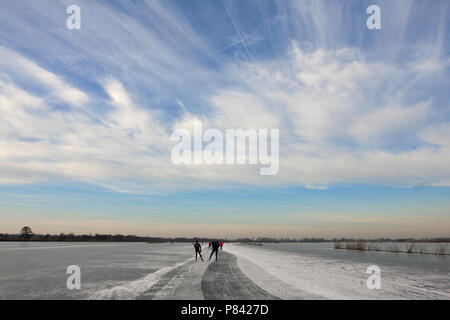 Schaatsers op de Ankeveense plassen Nederland, Skaters at the Ankeveense plassen Netherlands Stock Photo