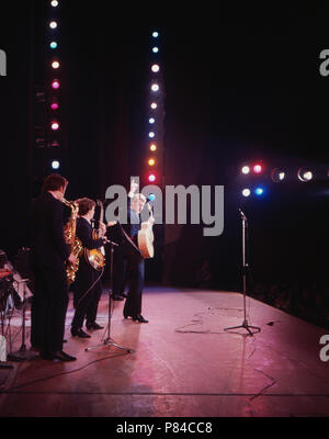 Der französische Sänger, Songwriter und Schauspieler Johnny Hallyday bei einem Auftritt, Deutschland 1960er Jahre. French singer, songwriter and actor Johnny Hallyday performing at Germany, 1960s. Stock Photo