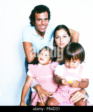 Julio Iglesias, spanischer Sänger, mit Ehefrau Isabel in seinem Haus in
