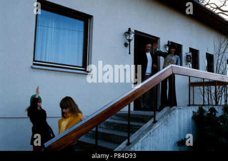 Moderatorin Petra Schürmann und Partner Gerhard Freund verabschieden Tochter Alexandra (links) und Freundin in München, Deutschland 1974. TV presenter Petra Schuermann and partner Gerhard Freund waving daughter Alexandra (left) and girlfriend good bye at Munich, Germany 1974. Stock Photo