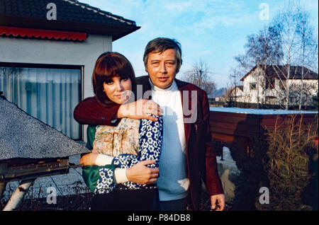 Moderatorin Petra Schürmann und Partner Gerhard Freund in München, Deutschland 1974. TV presenter Petra Schuermann and partner Gerhard Freund at Munich, Germany 1974. Stock Photo