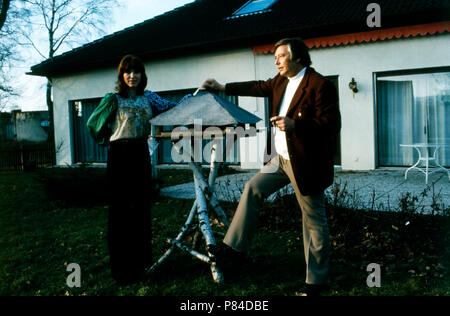 Moderatorin Petra Schürmann und Partner Gerhard Freund in München, Deutschland 1974. TV presenter Petra Schuermann and partner Gerhard Freund at Munich, Germany 1974. Stock Photo