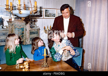 Moderatorin Petra Schürmann und Partner Gerhard Freund mit Tochter Alexandra (links) und Freundin in München, Deutschland 1974. TV presenter Petra Schuermann and partner Gerhard Freund with daughter Alexandra (left) and girlfriend at Munich, Germany 1974. Stock Photo