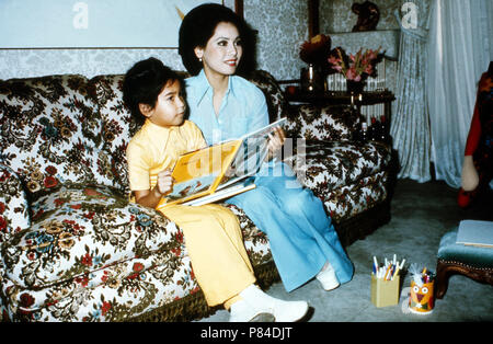 Ratna Sari Dewi Sukarno mit Tochter Kartika Carina, Frankreich 1970er Jahre. Ratna Sari Dewi Sukarno with daughter Kartika Carina, France 1970s. Stock Photo