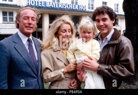 Bea von Auersperg mit Ehemann Alfred Alfi und Tochter Cecilie und Sohn Alexander (aus Alfreds erster Ehe in München, Deutschland 1983. Bea von Auersperg with her husband Alfred Alfi and daughter Cecilie and Alfred's son Alexander (from Alfred's 1st wife) at Munich, Germany 1983. Stock Photo