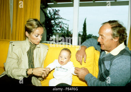 Bea von Auersperg mit Ehemann Alfred Alfi und Tochter Cecilie in Marbella, Spanien 1983. Bea von Auersperg with her husband Alfred Alfi and daughter Cecilie at Marbella, Spain 1983. Stock Photo