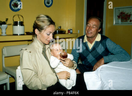 Bea von Auersperg mit Ehemann Alfred Alfi und Tochter Cecilie in Marbella, Spanien 1983. Bea von Auersperg with her husband Alfred Alfi and daughter Cecilie at Marbella, Spain 1983. Stock Photo