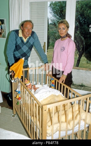 Bea von Auersperg mit Ehemann Alfred Alfi und Tochter Cecilie in Marbella, Spanien 1983. Bea von Auersperg with her husband Alfred Alfi and daughter Cecilie at Marbella, Spain 1983. Stock Photo