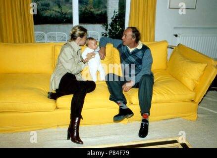 Bea von Auersperg mit Ehemann Alfred Alfi und Tochter Cecilie in Marbella, Spanien 1983. Bea von Auersperg with her husband Alfred Alfi and daughter Cecilie at Marbella, Spain 1983. Stock Photo