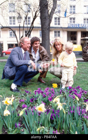 Bea von Auersperg mit Ehemann Alfred Alfi und Tochter Cecilie und Sohn Alexander (aus Alfreds erster Ehe in München, Deutschland 1983. Bea von Auersperg with her husband Alfred Alfi and daughter Cecilie and Alfred's son Alexander (from Alfred's 1st wife) at Munich, Germany 1983. Stock Photo