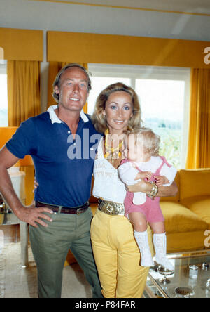 Bea von Auersperg mit Ehemann Alfred Alfi und Tochter Cecilie in Marbella, Spanien 1983. Bea von Auersperg with her husband Alfred Alfi and daughter Cecilie at Marbella, Spain 1983. Stock Photo