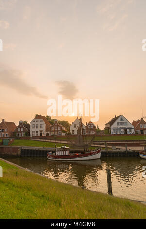 Sielhafen, habour of Greetsiel, fshing boats at the pier, traditional houses,   tourist attraction, Krummhörn, East Frisia, Lower Saxony, Germany Stock Photo