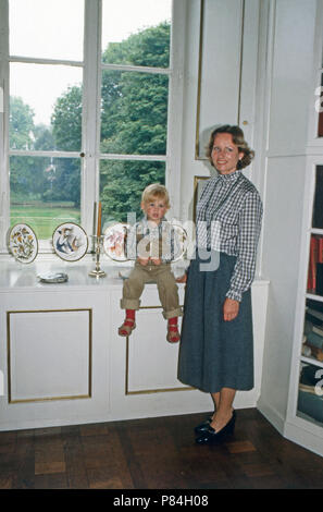 Friedrich Wilhelm Fürst zu Wied mit Gattin Sophie Charlotte Prinzessin zu Stolberg Stolberg und dem Sohn Wolff Heinrich auf Schloss Neuwied, Deutschland 1981. Friedrich Wilhelm Prince of Wied with his wife Sophie Charlotte Princess of Stolberg Stolberg and their son Wolff Heinrich at Neuwied castle, Germany 1981. Stock Photo