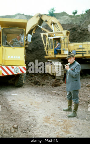 Friedrich Wilhelm Fürst zu Wied unterwegs in Steinbrüchen um Neuwied, Deutschland 1991. Friedrich Wilhelm Prince of Wied at a delf around Neuwied, Germany 1991. Stock Photo