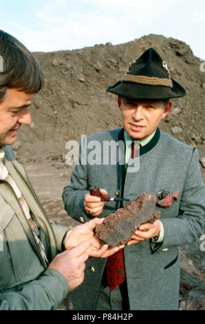 Friedrich Wilhelm Fürst zu Wied unterwegs in Steinbrüchen um Neuwied, Deutschland 1991. Friedrich Wilhelm Prince of Wied at a delf around Neuwied, Germany 1991. Stock Photo