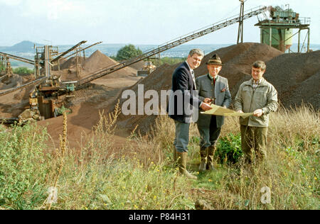 Friedrich Wilhelm Fürst zu Wied unterwegs in Steinbrüchen um Neuwied, Deutschland 1991. Friedrich Wilhelm Prince of Wied at a delf around Neuwied, Germany 1991. Stock Photo