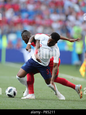 Danny Rose da Inglaterra disputa a bola com jogador do Panama realizada neste domingo, 24, no Estádio Nizhny Novgorod, na Rússia, válida pela 2ª rodada do Grupo G da Copa do Mundo 2018. Stock Photo