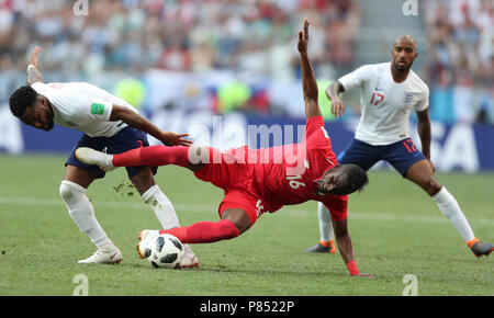 Danny Rose da Inglaterra disputa a bola com Phil Jones do Panama realizada neste domingo, 24, no Estádio Nizhny Novgorod, na Rússia, válida pela 2ª rodada do Grupo G da Copa do Mundo 2018. Stock Photo
