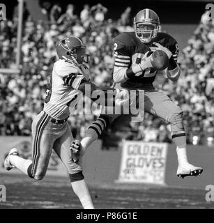 San Francisco, California, USA. 8th Dec, 1984. San Francisco 49ers vs. Minnesota  Vikings at Candlestick Park Saturday, December 8, 1984. 49ers beat Vikings  51-7. Umpire catches Minnesota Vikings Defensive Back Joey Browner (