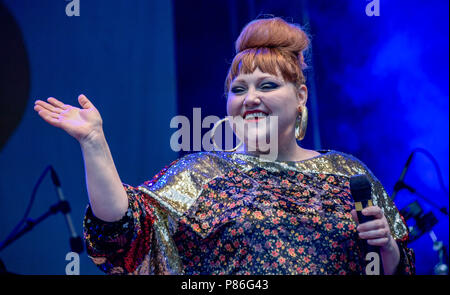 Hamburg, Germany. 09th July, 2018. The American singer-songwriter Beth Ditto standing onstage during the Stadtpark Open Air concert. Credit: Axel Heimken/dpa/Alamy Live News Stock Photo