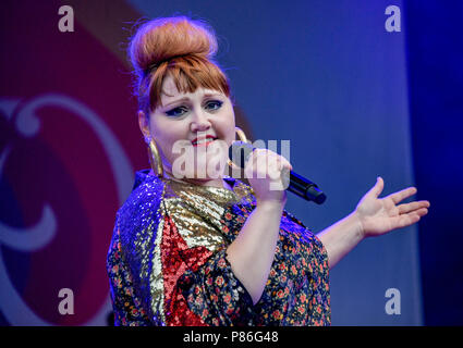 Hamburg, Germany. 09th July, 2018. The American singer-songwriter Beth Ditto standing onstage during the Stadtpark Open Air concert. Credit: Axel Heimken/dpa/Alamy Live News Stock Photo