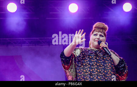 Hamburg, Germany. 09th July, 2018. The American singer-songwriter Beth Ditto standing onstage during the Stadtpark Open Air concert. Credit: Axel Heimken/dpa/Alamy Live News Stock Photo