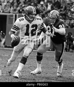 San Francisco, California, USA. 8th Nov, 1981. San Francisco 49ers vs.  Atlanta Falcons at Candlestick Park Sunday, November 8. 1981. 49ers beat  Falcons 17-14. San Francisco Guard John Ayers (68) watches Wide