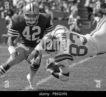 San Francisco, California, USA. 8th Dec, 1984. San Francisco 49ers vs. Minnesota  Vikings at Candlestick Park Saturday, December 8, 1984. 49ers beat Vikings  51-7. Umpire catches Minnesota Vikings Defensive Back Joey Browner (