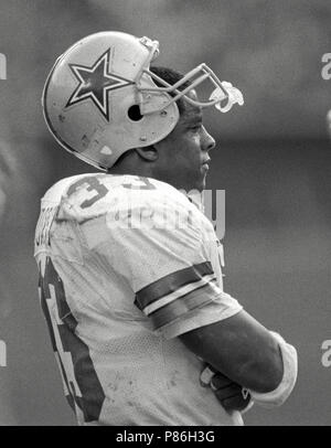 Tony Dorsett, Dallas Cowboys running back, second from left, gets ready to  toss the ball to the sidelines after rushing for over 1,000 yards in his  rookie season, Sunday, Dec. 18, 1977