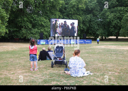 London 10th July 2018.Members of the public watch in Green Park a live televised broadcast  from Westminster Abbey of the Royal Family attending the RAF 100 anniversary celebrations Credit: amer ghazzal/Alamy Live News Stock Photo