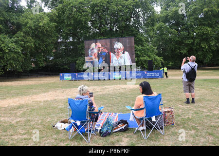 London 10th July 2018.Members of the public watch in Green Park a live televised broadcast  from Westminster Abbey of the Royal Family attending the RAF 100 anniversary celebrations Credit: amer ghazzal/Alamy Live News Stock Photo