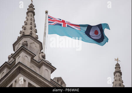 Westminster Abbey, London, UK. 10 July, 2018. A service is held in Westminster Abbey to mark the Centenary of the Royal Air Force with the RAF Ensign flying over the Abbey. Credit: Malcolm Park/Alamy Live News. Stock Photo