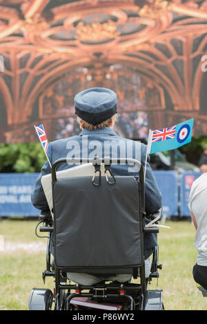 London, UK. 10th July 2018. A veteran watches the Westminster Abbey memorial service on a big screen in Green Park - The flypast and parade, the pinnacle of RAF100 celebrations –  around 100 aircraft fly, (and 1000 personnel march), down The Mall and over the Royal Family at Buckingham Palace. The Royal Air Force is marking the centenary of its formation. Credit: Guy Bell/Alamy Live News Stock Photo
