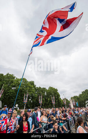 London, UK. 10th July 2018. The flypast and parade, the pinnacle of RAF100 celebrations –  around 100 aircraft fly, (and 1000 personnel march), down The Mall and over the Royal Family at Buckingham Palace. The Royal Air Force is marking the centenary of its formation. Credit: Guy Bell/Alamy Live News Stock Photo