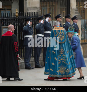 Westminster Abbey, London, UK. 10 July, 2018. A service is held in Westminster Abbey to mark the Centenary of the Royal Air Force with HM Queen Elizabeth II arriving and met by The Dean. Credit: Malcolm Park/Alamy Live News. Stock Photo