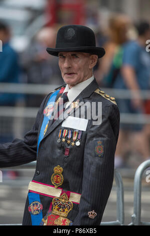 Westminster Abbey, London, UK. 10 July, 2018. A service is held in Westminster Abbey to mark the Centenary of the Royal Air Force with Royal watchers outside the Abbey on Broad Sanctuary watching events. Credit: Malcolm Park/Alamy Live News. Stock Photo