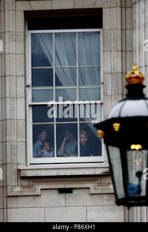 London, UK. 10th July 2018. Prince George and Princess Charlotte are watching the crowd from a window at Buckingham Palace. Credit: Uwe Deffner/Alamy Live News Stock Photo
