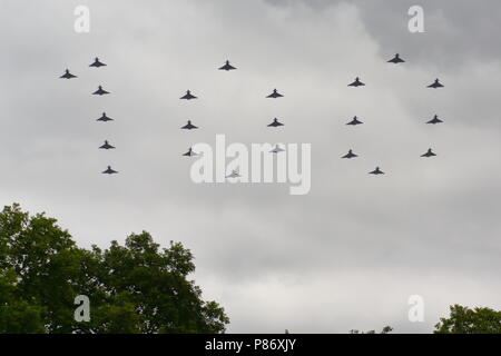 London, UK. 10th July 2018. RAF Eurofighter Tiphoon forming 100 for the 100th anniversary. Credit: Uwe Deffner/Alamy Live News